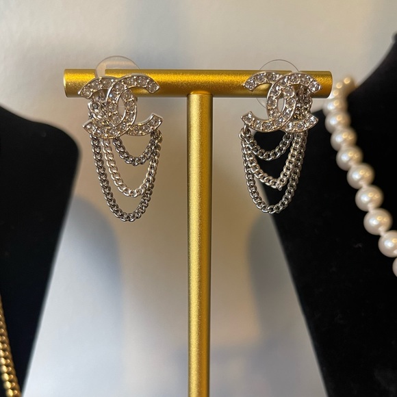 ✨🖤Gorgeous Chanel 21B Earrings🖤✨ - Picture 2 of 3